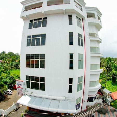 ホテルLals Residency Adur エクステリア 写真