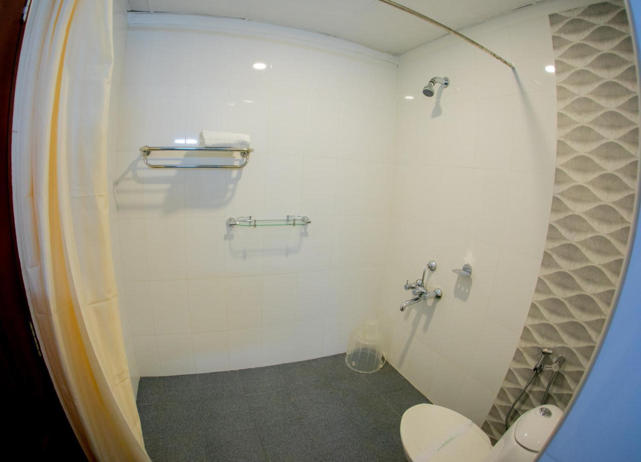 ホテルLals Residency Adur エクステリア 写真