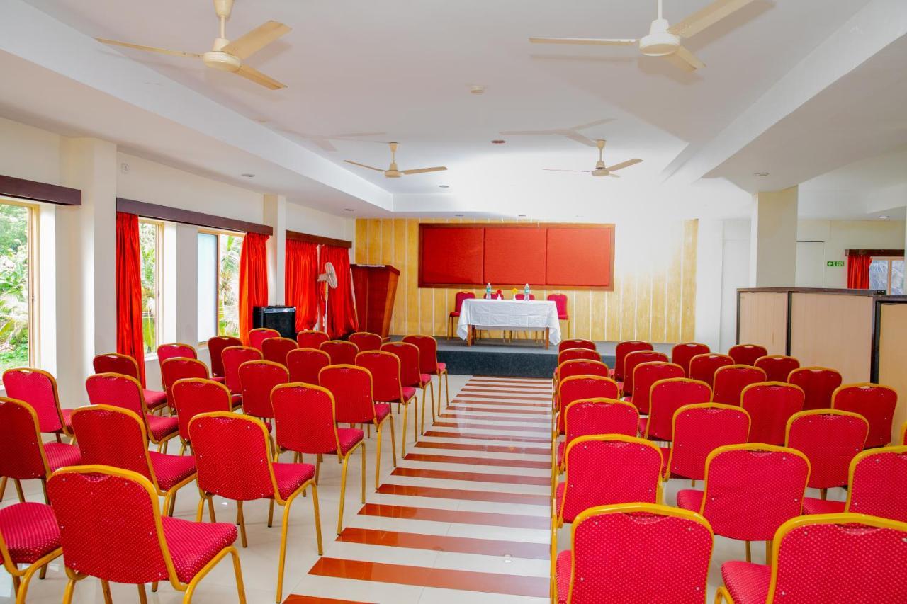 ホテルLals Residency Adur エクステリア 写真