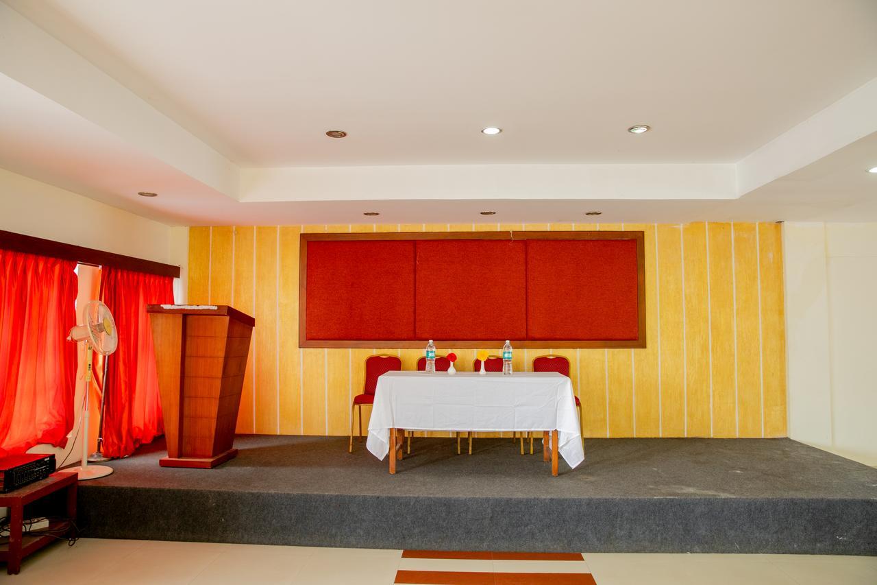 ホテルLals Residency Adur エクステリア 写真